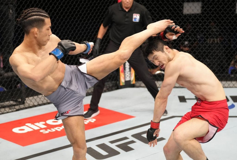 2022년 출전했던 로드 투 UFC 시즌 1에서의 홍준영(오른쪽)